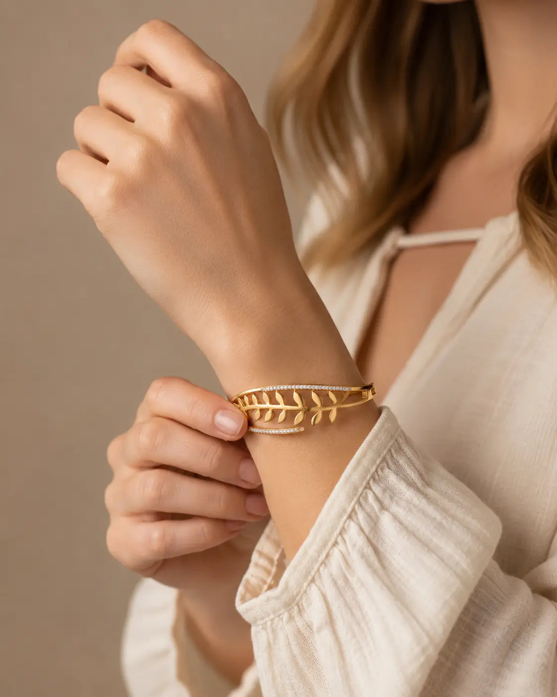 Zilveras Luxe Leaf Crystal Bangle